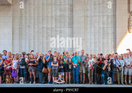 Les membres du public présents à la cérémonie du souvenir de la nuit à la Porte de Menin, Ypres, Belgique Banque D'Images