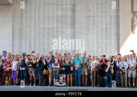 Les membres du public présents à la cérémonie du souvenir de la nuit à la Porte de Menin, Ypres, Belgique Banque D'Images