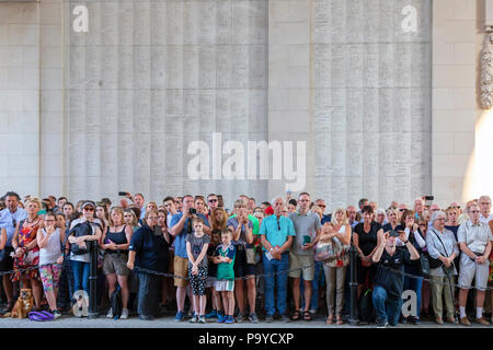 Les membres du public à la participation à la soirée du souvenir au service commémoratif de la Porte de Menin, Ypres, Belgique Banque D'Images