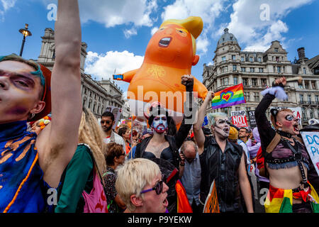 Les manifestants Trump portent une 'Bébé' en colère dirigeable gonflable se moquant du président à travers les rues du centre de Londres, Londres, Angleterre Banque D'Images