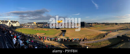 Une vue générale de la 18e trou et Clubhouse sur la première journée de l'Open Championship 2018 à Carnoustie Golf Links, Angus. Banque D'Images