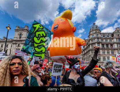 Les manifestants Trump portent une 'Bébé' en colère dirigeable gonflable se moquant du président à travers les rues du centre de Londres, Londres, Angleterre Banque D'Images