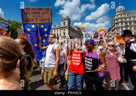 Les manifestants d'atout en mars Whitehall pour protester contre la visite de l'UK du président américain Donald Trump, Londres, Angleterre Banque D'Images