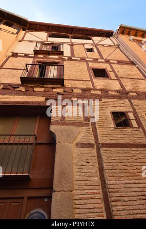 Beau bâtiment de style médiévale sur l'une des rues étroites de Ségovie. Architecture histoire Voyage. 18 juin, 2018. Segovia Espagne de Castille-León. Banque D'Images