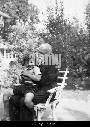 586 Double portrait, enfant, homme, moustache, une chaise de jardin, grands-parents, l'été, sourire Fortepan 14874 Banque D'Images