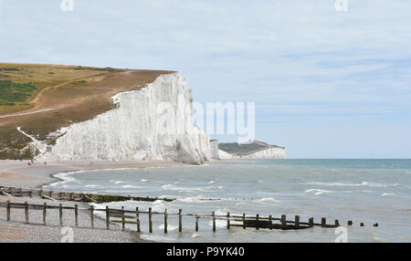 Les falaises de craie blanche, Haven sourcil et les Sept Soeurs de la plage à Cuckmere Haven dans l'East Sussex, UK Banque D'Images