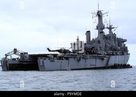 AJAXNETPHOTO. 1992. SPITHEAD, Angleterre. - HMS FEARLESS PRÉPARE À DÉBARQUER DES RAIDS RIGIDE LORS DE L'exercice de l'artisanat. PHOTO:JONATHAN EASTLAND/AJAX. REF : 920710 68 Banque D'Images