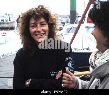 Nouvelles photos d'AJAX. Juin 6th, 1992. PLYMOUTH, ANGLETERRE - EUROPE 1 STAR - course transatlantique en solitaire - France - Français Haut de la navigatrice FLORENCE ARTHAUD À BORD DE SON TRIMARAN PIERRE 1ER AVANT DE COMMENCER. PHOTO:JONATHAN EASTLAND/AJAX REF:92 65 2 Banque D'Images