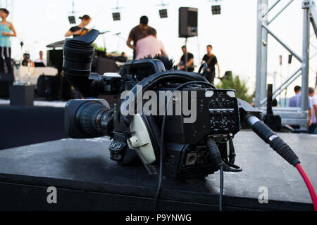 Caméra vidéo numérique professionnel. accessoires pour caméras vidéo 4k. caméra de télévision dans une salle de concert. Banque D'Images