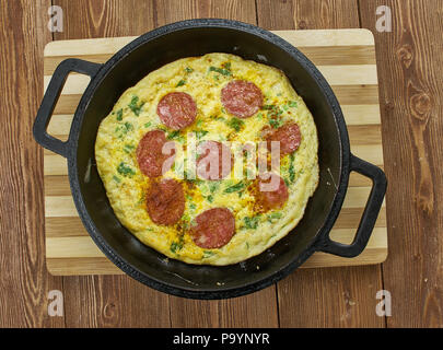 Frittata style pizza, fromages différents dans la frittata, base et haut avec un délicieux et mozzarella pepperoni combo. Banque D'Images