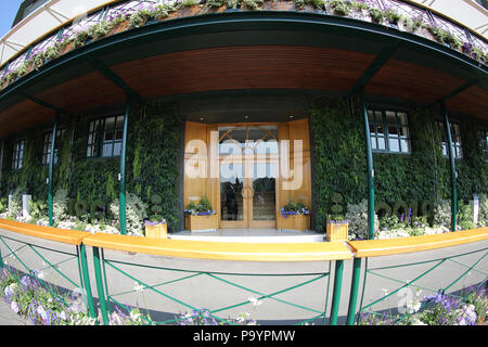 Prises au cours de la 2018 championnats de tennis de Wimbledon, l'entrée principale de l'. PROFILS TÊTES Le All England Lawn Tennis et croquet Club, également connu sous le nom de All England Club, basé à Church Road, London, Londres, Angleterre, est un projet de club. Il est surtout connu comme le lieu d'exposition pour le tournoi de Wimbledon, le seul tournoi du Grand Chelem de tennis event toujours sur l'herbe. Au départ, un événement amateur qui occupaient les membres du club et leurs amis pendant quelques jours chaque été, les championnats sont devenus d'autant plus important que le club lui-même. Cependant, il fonctionne encore comme des membres d'un club de tennis. Banque D'Images