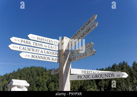 Panneau en bois indiquant la direction et la distance en kilomètres des attractions touristiques à Bowen Island, près de Vancouver, Colombie-Britannique, Canada Banque D'Images
