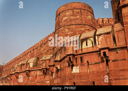 Le fort d'Agra est un site classé au patrimoine mondial et est également connu comme le fort rouge d'Agra Banque D'Images