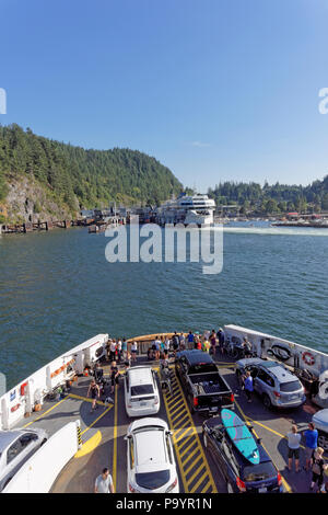 Vue sur le Horseshoe Bay Ferry terminal à partir du traversier de l'île Bowen, West Vancouver, British Columbia, Canada Banque D'Images