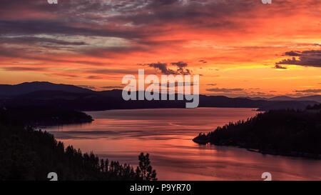 Coucher du soleil sur le lac de coeur d'Alene Banque D'Images