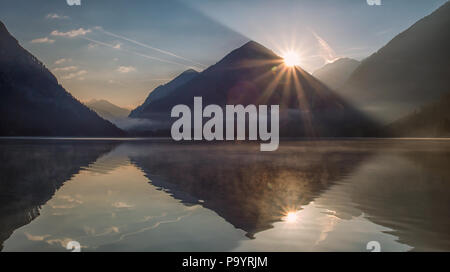 Sun star et de réflexion au Lac Heiterwanger Voir dans le Tyrol Banque D'Images