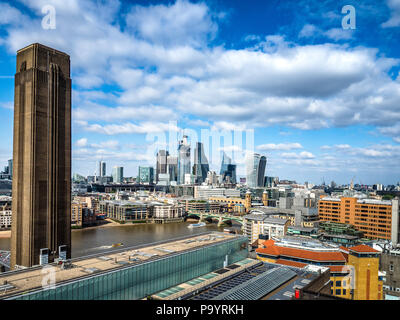 Ville de ville de Londres à partir de l'affichage de la galerie Tate Modern Art Gallery de Londres sur la rive sud Banque D'Images