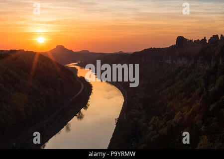 Vue depuis Kleine Bastei vers Lilienstein et Schrammsteine Banque D'Images