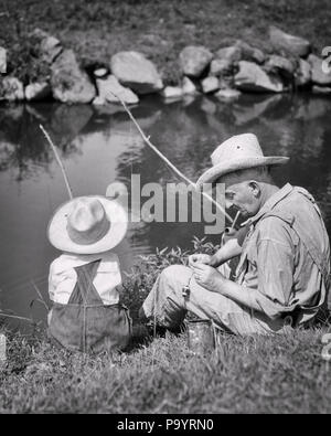 1930 Grand-père et son petit-fils portant des chapeaux de paille DE LA PÊCHE DANS L'ÉTANG AVEC DES STRING ET STICK TIGES PEUVENT DE VERS POUR L'APPÂT - UN4685 HAR001 HARS, GRANDS-PARENTS GRAND-PÈRE GRAND-PÈRE AÎNÉ DE VIE LA JOIE DES FAMILLES D'ACCUEIL EN MILIEU RURAL L'AMITIÉ DE LA VIE DES PERSONNES DEMI-LONGUEUR HOMMES SENIOR SENIOR B&W SUMMERTIME BONHEUR ANCIENS ANTIQUE ANGLE ÉLEVÉ ET DES LOISIRS AVENTURE JEUNES ET VIEUX grands-pères-fils aînés JEUNES SOLIDARITÉ PÊCHE TIGES VERS L'appât de l'origine ethnique caucasienne NOIR ET BLANC GRAND-PÈRE HAR001 old fashioned Banque D'Images