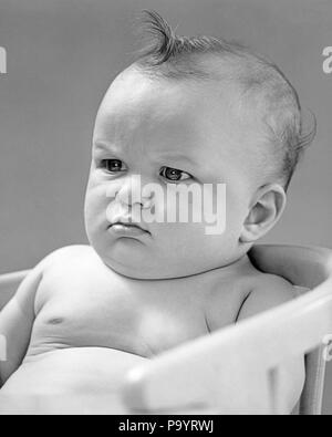 1940 PORTRAIT BÉBÉ FRONCER SCOWLING SITTING IN CHAIR - b10902 Datasnake HAR001 H.A.R.S. B&W FRONÇANT tristesse dire anxieux Tacaud Tacaud RENFROGNÉ BABY BOY CRABBY OEIL SALE MÉCHANT MINEURS MÉCONTENTS NOIR ET BLANC PORTRAIT DE L'ORIGINE ETHNIQUE N'AIMENT PAS HAR001 old fashioned Banque D'Images