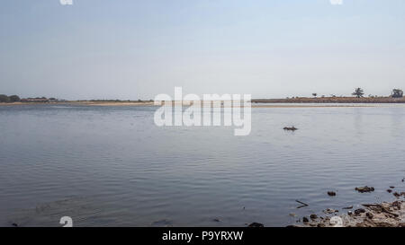 Vue de la baie de la nouveau à Luanda, avec les oiseaux, l'île et l'océan Atlantique, l'Angola Banque D'Images