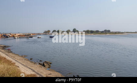 Vue de la baie de la nouveau à Luanda, avec les oiseaux, les bateaux de pêcheurs, l'île et l'océan Atlantique, l'Angola Banque D'Images