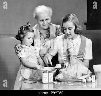 Années 1940 Années 1950 Mère-fille GRAND-MÈRE FARCE dinde de Thanksgiving - h16 HAR001 HARS ANCIENNE MODE 1 JEUNES ADULTES juvéniles d'ÉQUIPE DE SÉCURITÉ DE VIE LA JOIE DES GRANDS-PARENTS GRANDS-PARENTS FEMELLES CÉLÉBRATION DE LA VIE, mi-longueur MESDAMES FILLES LES PERSONNES QUI S'OCCUPENT DE LA CONFIANCE DE LA FARCE D'ÂGE MOYEN DES TABLIERS AMERICANA B&W BONHEUR FEMME D'ÂGE MOYEN DE LA TÊTE ET DES ÉPAULES de l'autorité du savoir grand-mères reconnaissant Jeudi Fête de l'Élégant RECONNAISSANT LES JEUNES ADULTES MI-FEMME MI-NOVEMBRE MÈRES ADULTES SOLIDARITÉ JEUNE FEMME ADULTE NOIR ET BLANC PORTRAIT DE L'ORIGINE ETHNIQUE DE LA PRÉPARATION DES ALIMENTS À L'ANCIENNE GRAND-MÈRE HAR001 Banque D'Images