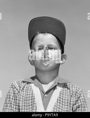 1950 CROSS EYED BOY WEARING BASEBALL CAP À LA RECHERCHE DE BIG SAUTERELLE PERCHÉE SUR SON NEZ - j7696 TAY001 HARS, TÊTE ET ÉPAULES BUG DÉCOUVERTE PERCHÉ loufoques de criquets NON CLASSIQUE AMUSANT IDIOSYNCRASIQUES BASEBALL CAP BROUILLÉ CROSS EYED SAUTERELLE EXCENTRIQUES MINEURS PRÉ-ADO PRÉ-ADO garçon effrayé EN NOIR ET BLANC DE LA FAUNE De l'origine ethnique caucasienne ANCIENNE IRRÉGULIER Banque D'Images