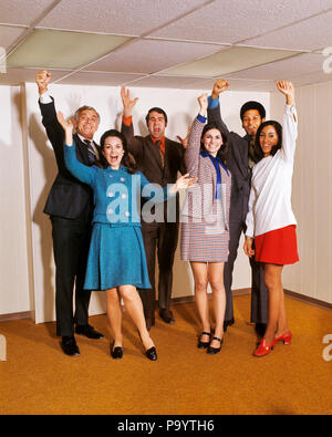 Des années 1970, SIX HOMMES ET FEMMES D'AFFAIRES EN AGITANT LES MAINS POSÉES DEBOUT SMILING HAPPY LOOKING AT CAMERA - kc4747 HAR001 HARS a soulevé d'ÉQUIPE HEUREUX JOIE CÉLÉBRATION DE VIE FEMMES STUDIO SHOT 6 COPIE ESPACE PLEINE LONGUEUR D'AMITIÉ Chers hommes SIX PERSONNES D'ÂGE MOYEN DE LA CONFIANCE DE L'ENTREPRISE MAN middle-aged MAN EYE CONTACT SUCCÈS VENDRE BONHEUR middle-aged WOMAN CHEERFUL VICTOIRE STYLES africains-américains africains-américains l'EXCITATION DE LA DIVERSITÉ ETHNIQUE DES PROFESSIONS FIERTÉ JOYEUSE VENDEUSE VENDEUSE & COMMERÇANTE SOURIRE D'AFFAIRES ÉLÉGANT FASHIONS MID-ADULT MID-ADULT MAN MID-ADULT WOMAN PERSONNEL VENDEURS Banque D'Images