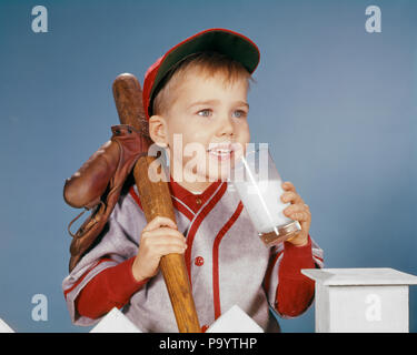 Années 1950 Années 1960 BOY boire du lait portant des uniformes de base-ball par PICKET FENCE - kf2942 HAR001 HARS, mi-longueur des mâles de la CONDITION PHYSIQUE L'EXCITATION BONHEUR LOISIRS NUTRITION NUTRITIFS UNIFORMES GRIS jeu de balle de baseball mineur de l'origine ethnique caucasienne HAR001 old fashioned Banque D'Images