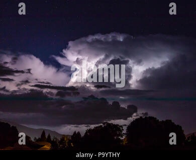 Orage spectaculaire illumine le ciel nocturne ; Salida Colorado ; USA ; Banque D'Images
