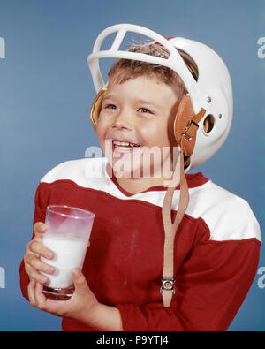 1960 SMILING BOY boire du lait PORTANT UNIFORME DE FOOTBALL ET LE CASQUE RED JERSEY - kf2991 HAR001 HARS HEUREUX JOIE BONNE SANTÉ ACCUEIL VIE COPIE Espace demi-longueur de l'AMITIÉ REMISE EN FORME PHYSIQUE EXPRESSIONS HOMMES JOYEUX BONHEUR PROTECTION ET NUTRITION BOISSONS LOISIRS JOYEUX SOURIRES JUVÉNILES CROISSANCE NUTRITIFS élégant de l'origine ethnique caucasienne HAR001 old fashioned Banque D'Images