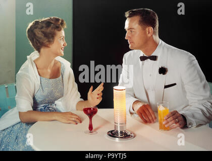 Années 1950 Années 1960 HOMME FEMME VÊTEMENT FORMEL ASSIS PARLER TABLE HAVING COCKTAILS - kf4833 SCH002 HARS HEUREUX JOIE CÉLÉBRATION DE VIE Femmes conjoint marié ÉPOUX COPIE Espace demi-longueur d'AMITIÉ PERSONNES Chers hommes COCKTAILS MARI ET FEMME RECHERCHANT LE BONHEUR JOYEUX SOURIRES CHÂLE RELATIONS STYLES JOYEUX CONNEXION tenue élégante robe bleu nuit DATE VESTE BLANCHE FASHIONS MID-ADULT MID-ADULT MAN MID-ADULT WOMAN SOLIDARITÉ FEMMES BLACK TIE ETHNICITÉ CAUCASIEN à l'ANCIENNE TENUE DE SOIRÉE Banque D'Images