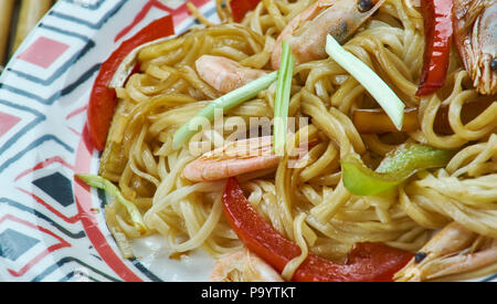 Singapour nouilles, faite avec de fines nouilles de riz, des crevettes, des crevettes. La plupart des plats populaires sur un menu à emporter chinois Banque D'Images
