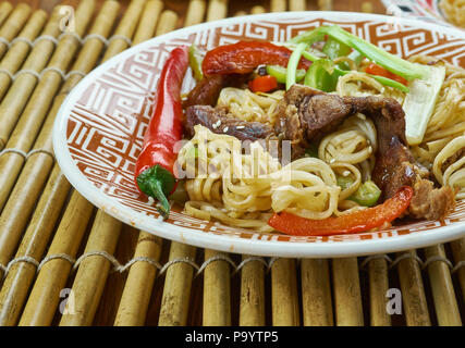 Bœuf Sichuan nouilles au boeuf épicé, sauce chinoise classique Banque D'Images