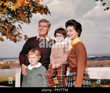 1960 Portrait de famille à l'extérieur de l'AUTOMNE ARTICLE PAR WHITE FENCE - kj1599 HAR001 Paire de HARS 4 FEUILLES COULEUR BANLIEUE MÈRES RELATION OLD TIME NOSTALGIE ANCIENNE MODE SOEUR 1 STYLE JUVÉNILE JEUNE ADULTE HEUREUX JOIE FAMILLES RURALES LES FEMMES DE VIE ACCUEIL SANTÉ NATURE VIE demi-longueur de l'ESPACE DE COPIE MESDAMES FILLES PERSONNES HOMMES FRÈRES SŒURS D'ÂGE MOYEN DES PÈRES homme d'âge moyen des pères gais bonheur saison automne sourires d'ENFANT DE FIERTÉ JOYEUSE CONNEXION ÉLÉGANT CONNEXES CROISSANCE COOPÉRATION JUVÉNILES MID-ADULT MID-ADULT WOMAN SOLIDARITÉ Mères de race blanche d'automne feuillage d'automne de l'ethnicité HAR001 Banque D'Images