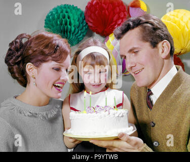 1960 SMILING mother and father with DAUGHTER PRÊT À SOUFFLER LES BOUGIES sur le gâteau d'anniversaire décorations de fête - kj3953 HAR001 INTÉRIEUR HARS PAIRE NOSTALGIQUE MÈRES COULEUR VIEUX TEMPS NOSTALGIE ANCIENNE MODE 1 DÉCORATIONS JUVÉNILE HEUREUX FAMILLE JOIE CÉLÉBRATION DE VIE Les femmes mariés PRÊT STUDIO SHOT CONJOINT SANTÉ ACCUEIL VIE COPIE ESPACE MESDAMES FILLES PERSONNES HOMMES PÈRES LE BONHEUR DE LA TÊTE ET DES ÉPAULES ET LES PAPAS JOYEUX SOURIRES EXCITATION JOYEUSE CROISSANCE CONNEXION COOPÉRATION JUVÉNILES MID-ADULT MID-ADULT MAN MID-ADULT WOMAN Solidarité femmes mères de l'origine ethnique caucasienne HAR001 old fashioned Banque D'Images