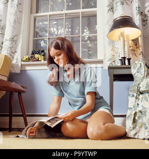 1970 TEENAGE GIRL SITTING ON FLOOR READING LIFE MAGAZINE - kj4622 HAR001 LAMPE DE TABLE JUVÉNILES HARS ETHNICITÉ CAUCASIEN HAR001 old fashioned Banque D'Images