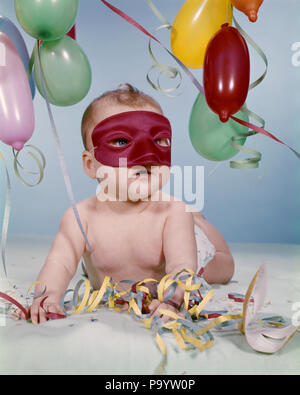 1960 BABY GIRL WEARING RED BALLONS PARTIE MASQUE BANDEROLLES - kn143 HAR001 DÉGUISEMENT HARS CROISSANCE CACHÉS MINEURS BABY GIRL ETHNICITÉ CAUCASIEN IDENTITÉ HAR001 1 janvier Nouvel An Nouvel An Old Fashioned Banque D'Images