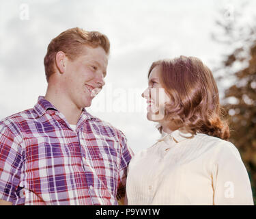 1960 SMILING YOUNG TEENAGE COUPLE ROMANTIQUEMENT - kp1245 HAR001 COMMUNICATION HARS MYSTÈRE ÉQUILIBRE HEUREUX JOIE DE VIE LES FEMMES DE LA VIE DE L'ESPACE DE COPIE mi-longueur d'amitié les personnes qui s'occupent des adolescents mâles EXPRESSIONS ADOLESCENT ADOLESCENTE LE BONHEUR DE LA TÊTE ET DES ÉPAULES L'EXCITATION JOYEUSE LOW ANGLE ROUSSE SOURIT CHEVEUX ROUGES CONNEXION croissance adolescente joyeuse de l'origine ethnique caucasienne ROMANTIQUEMENT JUVÉNILES HAR001 old fashioned Banque D'Images