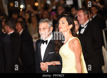 12 mai 2016 - Cannes, France : George Clooney et épouse Amal Clooney assister à la 'Monnaie Monster' premiere pendant le 69e festival de Cannes. George Clooney et sa femme Amal Clooney lors du 69eme Festival de Cannes. *** FRANCE / PAS DE VENTES DE MÉDIAS FRANÇAIS *** Banque D'Images