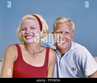 1960 BLONDE COUPLE AT SEASHORE BEACH SMILING AT CAMERA - kp820 HAR001 VACANCES SOLEIL JOYEUX SOURIRES HARS MID-ADULT MID-ADULT MAN MID-ADULT WOMAN SEASHORE VACATIONS ÉPOUSES YOUNG ADULT MAN WOMAN Origine ethnique Caucasienne HAR001 old fashioned Banque D'Images