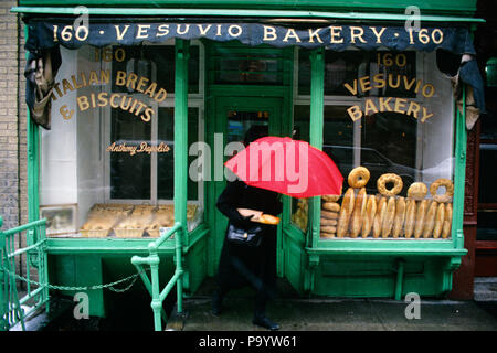 Années 1990 Femme avec parapluie rouge LAISSANT PAIN SHOP SOHO NEW YORK CITY NEW YORK USA - ks32812 KRD001 HARS, CENTRE DES JEUNES ADULTES BIENVENUE MYSTÈRE ITALIEN VIE JOIE SATISFACTION VITESSE GROWNUP FEMELLES NATURE SANTÉ États-unis mesdames pleine longueur PERSONNES DE CONDITION PHYSIQUE BOUTIQUES UNITED STATES OF AMERICA parapluies de pleuvoir NY SUCCÈS WINDOWS MICHE BONHEUR CENTRE URBAIN DU QUARTIER DE BIEN-ÊTRE UN SERVICE À LA CLIENTÈLE d'aventure qui se profile à l'extérieur l'excitation de l'HUMEUR DE LA FIERTÉ DE GOTHAM NYC NEW YORK VILLES BOULANGERIE ÉLÉGANT NOURRITURE NEW YORK PERSONNEL ANONYME DE LA VIE JEUNE FEMME ADULTE BIG APPLE PRESSÉ Old Fashioned Banque D'Images