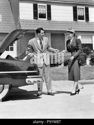 1950 COUPLE PACKING ASSURANCE DANS COFFRE DE VOITURE POUR VOYAGE DE VACANCES - m3529 HAR001 HARS ÉPOUX MARIS ACCUEIL TRANSPORT VIE ESPACE COPIE PLEINE LONGUEUR D'AMITIÉ PERSONNES Chers hommes AUTOMOBILE TRUNK BÂTIMENTS TRANSPORTS B&W LE BONHEUR DE LA STRUCTURE DE PROPRIÉTÉ DE L'AVENTURE AUTOMOBILE AUTOS VOYAGE STYLES AUTOMOBILE VÉHICULES AUTOMOBILES EXCITATION élégant édifice FASHIONS MID-ADULT MID-ADULT MAN MID-ADULT WOMAN FEMME ENSEMBLE NOIR ET BLANC DE L'ORIGINE ETHNIQUE CAUCASIENNE HAR001 old fashioned Banque D'Images