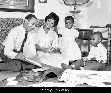 1960 AFRICAN AMERICAN FAMILY LOOKING AT BLUEPRINTS PLANIFICATION D'UNE NOUVELLE ACCUEIL Garçon Fille mère père - n1826 HAR001 HARS, SŒUR D'ÉQUIPE JUVÉNILE FILS D'INFORMATION LES FEMMES VIE DE LA JOIE DE LA VIE DE FRÈRES FILLES demi-longueur Hommes frères soeurs INSPIRATION PLANIFICATION PLANS PÈRES B&W RÊVES BONHEUR AVENTURE africains-américains africains-américains CHOIX PAPAS EXCITATION NOIR ORIGINE DIRECTION À LA COOPÉRATION D'ENFANT IDÉES DE CROISSANCE DES JUVÉNILES MID-ADULT MID-ADULT MAN MID-ADULT WOMAN SOLUTIONS MÈRES L'UNITÉ NOIR ET BLANC HAR001 old fashioned américains africains Banque D'Images