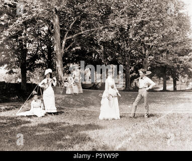 1890s 1900s GROUPE D'HOMMES ET DE FEMMES réunis autour d'HERBE TENNIS Raquettes HOLDING - o2391 SPL001 HARS, BEAUCOUP DE JEUNES ADULTES EN BONNE SANTÉ DE LA CONCURRENCE D'ÉQUIPE NET RAQUETTE JOIE ATHLÈTE FEMELLES VIE SANTÉ GROWNUP RURAL pleine longueur horizontale athlétisme chers hommes PERSONNES JOUEURS ENSOLEILLÉE ATHLÉTIQUES B&W ACTIVITÉ DE SUCCÈS DE PERTE DE POIDS RENFORCEMENT PHYSIQUE AÉROBIQUE RAQUETTE LOISIRS PASSE-TEMPS SOI TOURNANT DU 20ème siècle HOBBIES LOISIRS SANTÉ MENTALE FILETS RAQUETTES 19E SIÈCLE LA SOUPLESSE DES MUSCLES DES ATHLÈTES MEMBRES ACTIONS ÉLÉGANT AMÉLIORER CARDIOVASCULAIRES GAZON JOUR RAQUETTES MEMBRE Banque D'Images