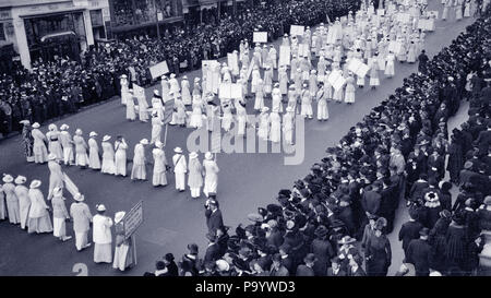 1910 WOMEN'S SUFFRAGE PARADE MARCHER POUR LE DROIT DE VOTE - q73146 CPC001 HARS FORCE STRATÉGIE AVENTURE VICTOIRE AU SUFFRAGE TOURNANT DU 20ème siècle COURAGE CHOIX EXCITATION PUISSANTE LEADERSHIP DIRECTION progrès politique exigeant l'appui de la FIERTÉ ÉLÉGANT PROTESTANT DROIT DE VOTE COOPÉRATION IDÉES MID-ADULT WOMAN UNITÉ DROITS DE VOTE YOUNG ADULT WOMAN VUE AÉRIENNE NOIR ET BLANC à l'ANCIENNE Origine ethnique Caucasienne SUFFRAGETTE Banque D'Images