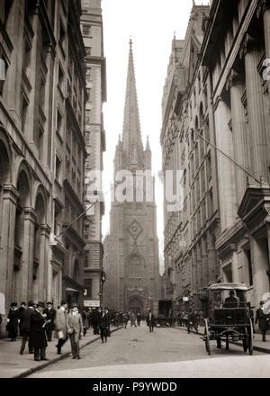 Années 1910 1915 L'EGLISE DE LA TRINITÉ D'AFFAIRES ANONYMES PIÉTONS HORSE AND CARRIAGE WALL STREET NEW YORK CITY USA - q74173 CPC001 HARS RÊVES MAMMIFÈRES SERVICE CLIENT STRATÉGIE TOURNANT DU 20E SIÈCLE DE PROGRÈS L'EXCITATION OCCASION PROFESSIONS NYC NEW YORK NEW YORK CITY VILLES CROISSANCE ANONYME ATTELAGE MAMMAL WALL STREET 1915 Photographie noir et blanc à l'ANCIENNE Origine ethnique Caucasienne Banque D'Images