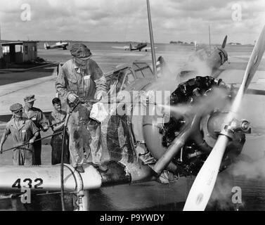 1940 LA DEUXIÈME GUERRE MONDIALE, DES HOMMES D'ÉQUIPAGE MAINTENANCE ENTRETIEN MOTEUR NETTOYAGE SEULE HÉLICE AVION AVEC JET HAUTE PRESSION - q74713 CPC001 PRESSION HARS COPIE ESPACE TRANSPORT PERSONNES pleine longueur grown-up II TRANSPORT MÂLES B&W CORVÉE HÉLICE AVIRON VICTOIRE GUERRE MONDIALE SECONDE GUERRE MONDIALE L'ENTRETIEN ENTRETIEN CONTRADICTOIRES MOBILITÉ MÉTIERS GROUPE DE PULVÉRISATION YOUNG ADULT MAN LUTTANT CONTRE LE NOIR ET BLANC à l'ANCIENNE Origine ethnique Caucasienne Banque D'Images