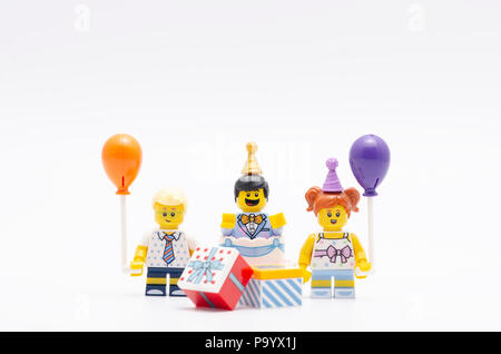 Playmobil 5116 Moto Lego Un Garcon Fille Et Gateau Guy Series 18 Figurines Lego Sont Fabriques Par Le Groupe Lego Photo Stock Alamy